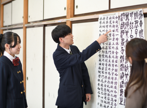 理論と実技の両面から書を学ぶイメージ